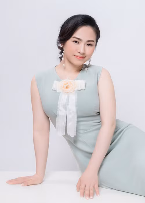 Sau ồn ào tình cảm với Khánh Đơn, Lương Bích Hữu rất kín tiếng. Nữ ca sĩ không tiết lộ bất kì hình ảnh nào của con gái hay nhắc đến tên Khánh Đơn hoặc chia sẻ về mối quan hệ tình cảm.