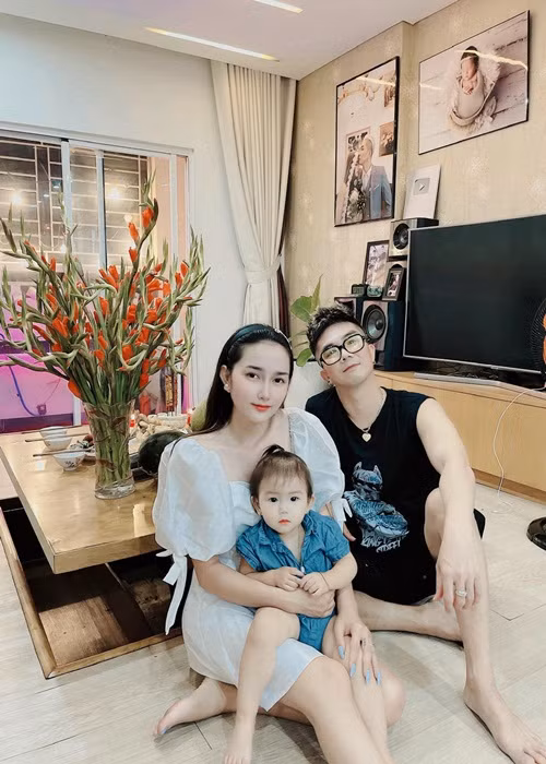 Cuộc sống của Khánh Đơn hiện tại đầy bình yên. Anh đăng ký kết hôn với Huỳnh Như vào tháng 12/2018.