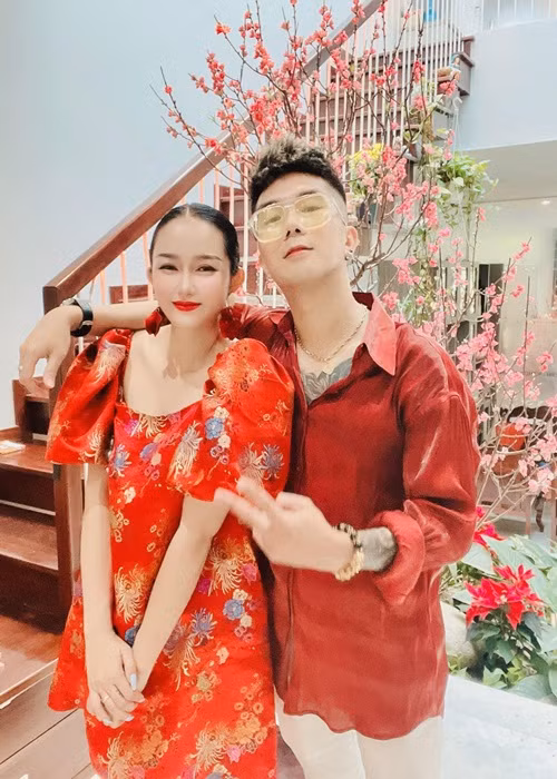 Mới đây, Huỳnh Như - bà xã Khánh Đơn bất ngờ kể lại câu chuyện phát hiện chồng bí mật mua quà cho con gái riêng vào ngày sinh nhật, nhưng không thể trao tặng. Vì vậy, cô cố gắng sinh thêm để chồng đỡ nhớ con riêng.