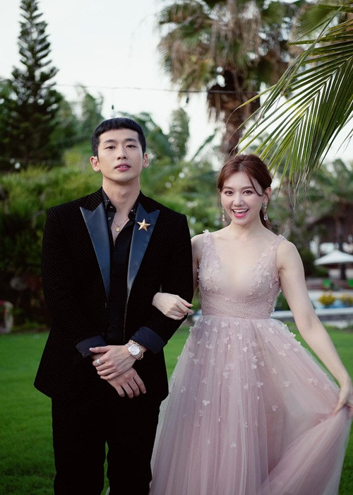 Chia sẻ trên Dân Việt, Tuấn Trần cho biết, anh có quen biết trước với người quản lý của Hari Won. Sau một lần gặp tại quán bar giải trí, Hari Won mời Tuấn Trần đóng MV “Anh cứ đi đi” vì tưởng anh là người Hàn Quốc.