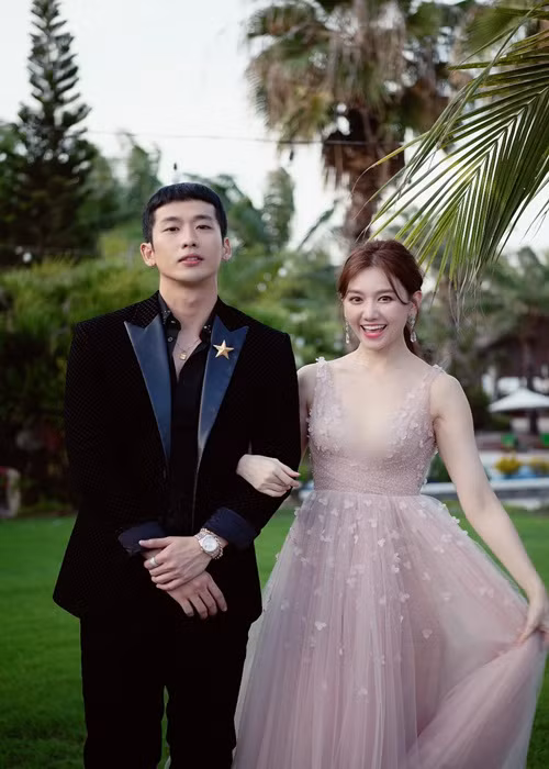 Chia sẻ trên Dân Việt, Tuấn Trần cho biết, anh có quen biết trước với người quản lý của Hari Won. Sau một lần gặp tại quán bar giải trí, Hari Won mời Tuấn Trần đóng MV “Anh cứ đi đi” vì tưởng anh là người Hàn Quốc.