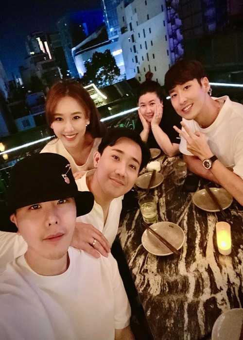 Tuấn Trần từng phủ nhận nghi vấn dựa hơi Hari Won. “Tuấn chưa bao giờ thích “dựa hơi” bất kì ai, thậm chí là với Hari Won để tìm sự nổi tiếng. Tuấn bước vào lĩnh lực diễn xuất bằng năng lực thì vẫn muốn khán giả thấy mình bằng sản phẩm chất lượng, được chấp nhận bằng nhiều vai hay”, anh chia sẻ trên Vietnammoi.