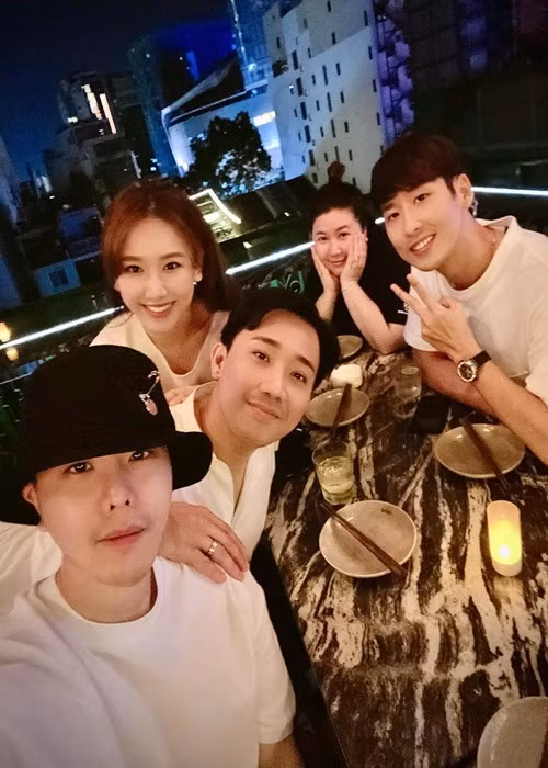 Tuấn Trần từng phủ nhận nghi vấn dựa hơi Hari Won. “Tuấn chưa bao giờ thích “dựa hơi” bất kì ai, thậm chí là với Hari Won để tìm sự nổi tiếng. Tuấn bước vào lĩnh lực diễn xuất bằng năng lực thì vẫn muốn khán giả thấy mình bằng sản phẩm chất lượng, được chấp nhận bằng nhiều vai hay”, anh chia sẻ trên Vietnammoi.