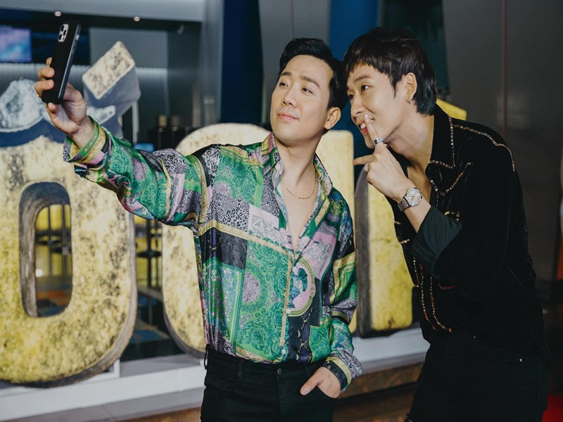 Trong phim "Bố già", Trấn Thành và Tuấn Trần vào cặp bố con Ba Sang - Quắn. Trước đó, cả hai hợp tác trong bản web drama cùng tên. Ngoài đời, Tuấn Trần có mối quan hệ thân thiết với Trấn Thành - Hari Won.