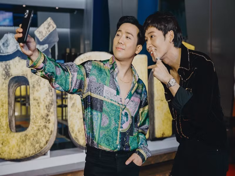 Trong phim "Bố già", Trấn Thành và Tuấn Trần vào cặp bố con Ba Sang - Quắn. Trước đó, cả hai hợp tác trong bản web drama cùng tên. Ngoài đời, Tuấn Trần có mối quan hệ thân thiết với Trấn Thành - Hari Won.