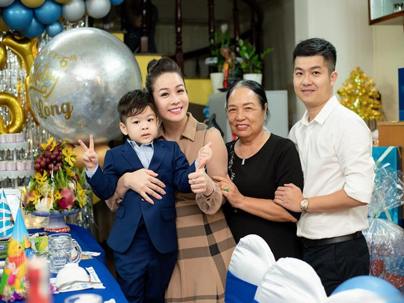 Vào ngày sinh nhật, bé Bửu Long có dịp ở bên bố mẹ.