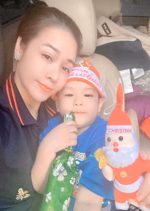 Thông tin Nhật Kim Anh giành được quyền nuôi con đang nhận được sự chú ý của dư luận. Trong 2 năm qua, cô và chồng cũ - doanh nhân Bửu Lộc không thống nhất được việc con trai sẽ ở cùng bố hay mẹ.