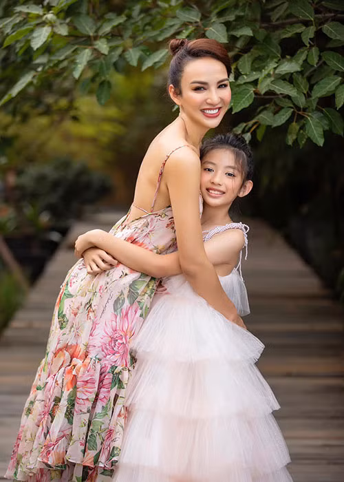 Ngọc Diễm làm mẹ năm 24 tuổi. Sau đó, cô một mình nuôi con. Về bố của con gái, Ngọc Diễm một mực giữ kín thông tin. Người đẹp cho biết, cô nhận việc chăm sóc, chồng cũ của cô lo tài chính cho con.