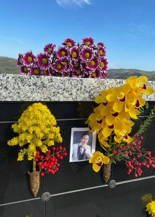 Thúy Nga không được vào thăm mộ nghệ sĩ Chí Tài vào 100 ngày mất vì đến muộn. "Hôm nay là 100 ngày của anh Chí Tài tại Mỹ, lo đưa đón con gái đi học, khi chạy xe đến nơi viếng thăm anh Chí Tài vừa lúc đóng cửa. Xin lỗi anh trai nhé mai là 101 ngày em sẽ ghé viếng anh. Chị Bé Heo gửi em tấm hình vừa ghé thăm anh lúc chiều em xin đăng ạ. Anh vui nhé vì chị luôn mang hoa ra thăm anh. Thương chị và mãi nhớ anh nhiều”, Thúy Nga chia sẻ.