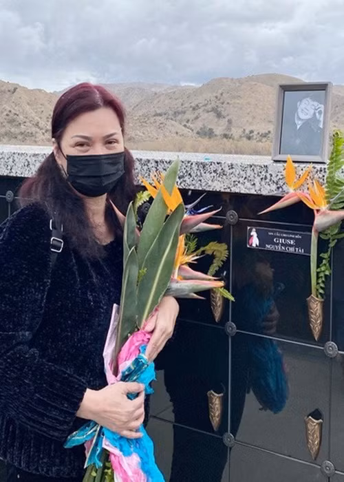 Nữ ca sĩ luôn mang theo hoa tươi khi tới viếng.