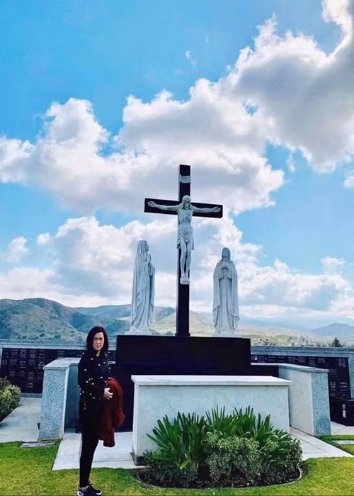 Phương Loan chia sẻ hình ảnh mỗi khi đến thăm viếng người chồng quá cố.