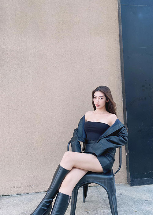 Lựa chọn chân váy ngắn, Khổng Tú Quỳnh khoe đôi chân thon dài.