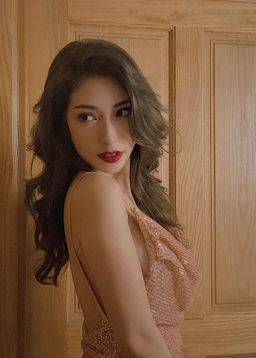 Hoạt động trong showbiz nhiều năm, Khổng Tú Quỳnh hiện có lượng fan khá đông đảo. Nhiều người yêu mến cô bởi lối sống sạch scandal.