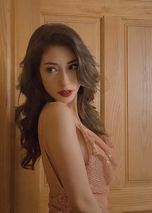 Hoạt động trong showbiz nhiều năm, Khổng Tú Quỳnh hiện có lượng fan khá đông đảo. Nhiều người yêu mến cô bởi lối sống sạch scandal.