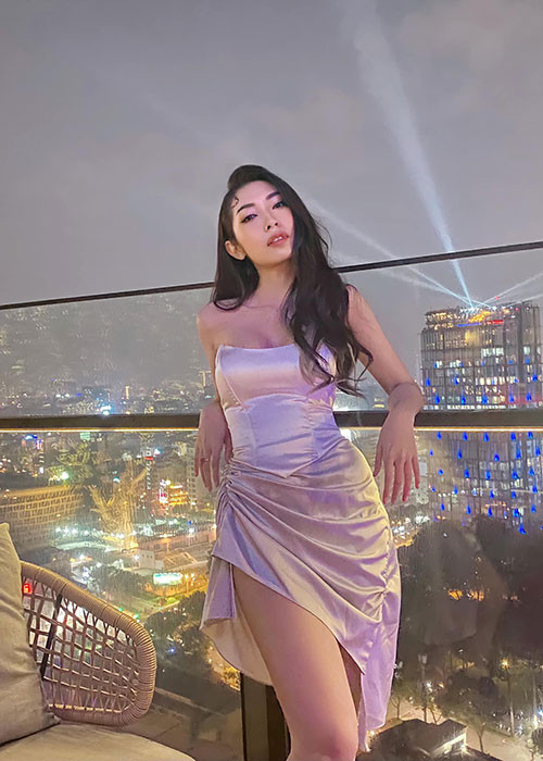 Nữ ca sĩ khéo khoe vòng một đầy đặn với váy cúp ngực, hai dây.