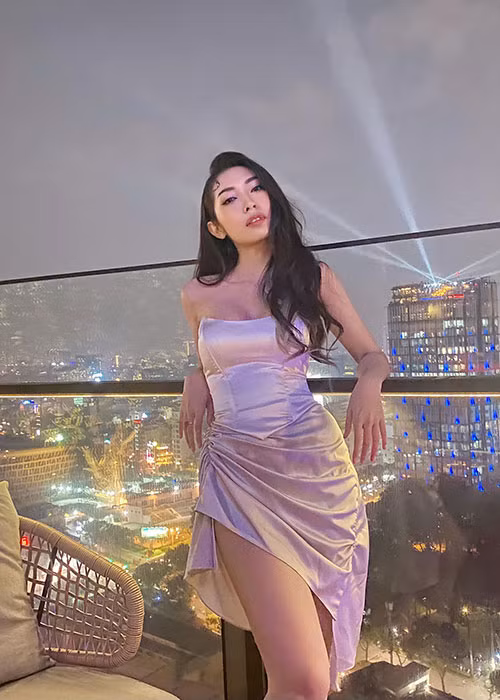 Nữ ca sĩ khéo khoe vòng một đầy đặn với váy cúp ngực, hai dây.