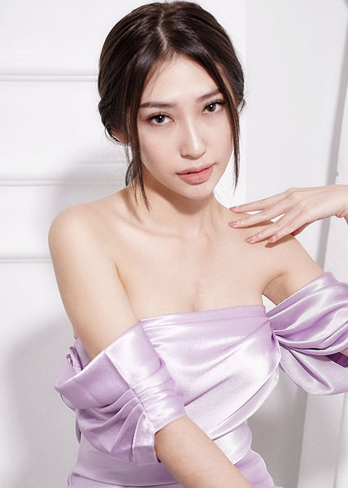 Hồi tháng 11/2020, Khổng Tú Quỳnh bị Đông Nhi tiết lộ có tình mới. Trước thông tin này, cô chọn cách giữ im lặng.