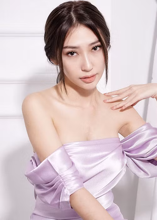 Hồi tháng 11/2020, Khổng Tú Quỳnh bị Đông Nhi tiết lộ có tình mới. Trước thông tin này, cô chọn cách giữ im lặng.