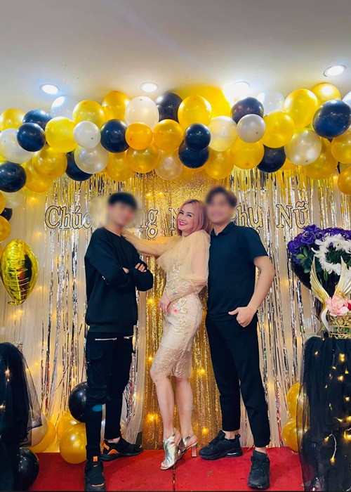 Nữ diễn viên thường xuyên đăng tải hình ảnh được trai trẻ vây quanh. Bà mẹ 3 con tích cực làm đẹp vì chính bản thân. "Tôi không níu kéo tuổi thanh xuân, cũng không cố đẹp chỉ để "câu trai", "tuyển phi công" gì cả! Tôi làm vì bản thân mình vì khi tôi đẹp lên, tôi thấy vui vẻ và yêu đời hơn", Hoàng Yến cho hay.