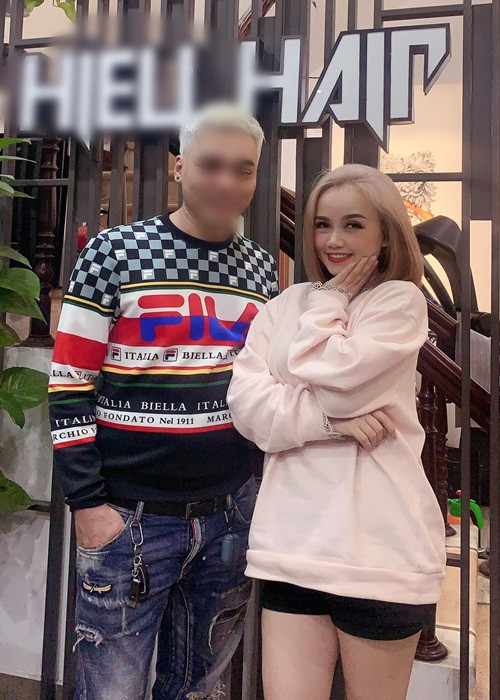 Ở đời thường, Hoàng Yến ăn mặc trẻ trung như gái 18 tuổi.