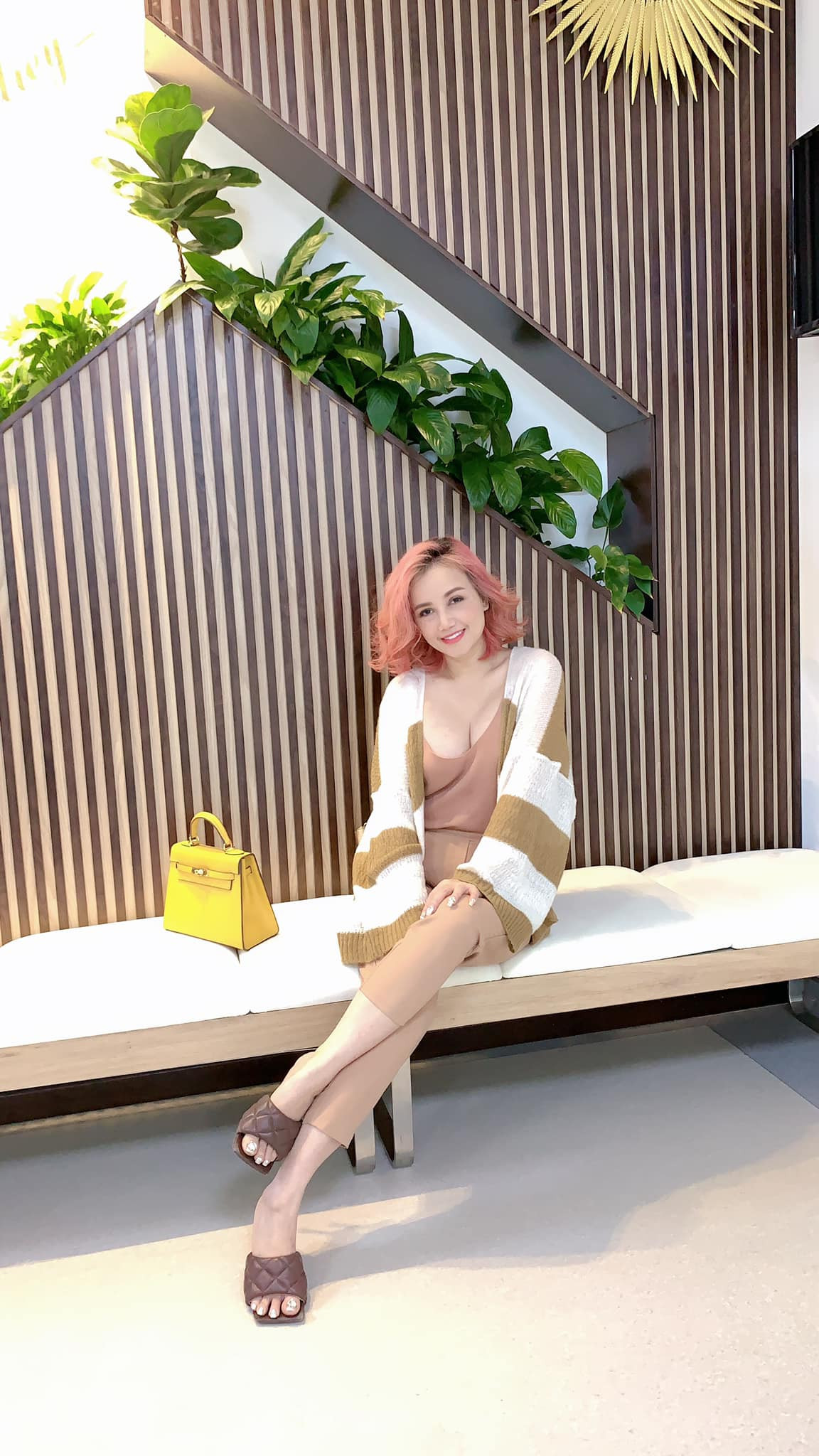 Bà mẹ 3 con gợi cảm khiến người đối diện khó rời mắt.