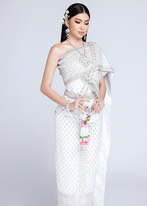 Để gia tăng độ hot cho phần thi “Diện trang phục Thái Lan”, Ngọc Thảo đăng tải bộ ảnh trong trang phục truyền thống của Thái Lan - Thai Chakkri. Bộ ảnh này được thực hiện trước khi cô đặt chân đến xứ sở chùa vàng.