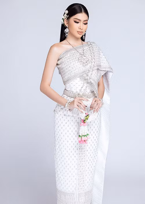 Để gia tăng độ hot cho phần thi “Diện trang phục Thái Lan”, Ngọc Thảo đăng tải bộ ảnh trong trang phục truyền thống của Thái Lan - Thai Chakkri. Bộ ảnh này được thực hiện trước khi cô đặt chân đến xứ sở chùa vàng.