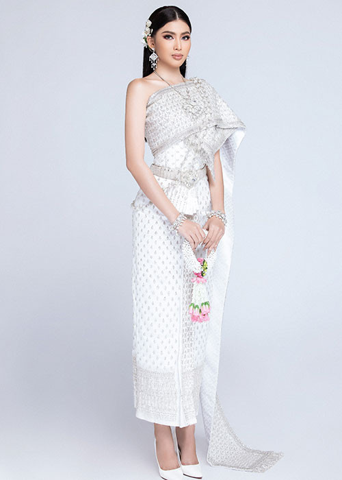 Ngọc Thảo cùng các đại diện khác đã trải qua những thử thách thú vị từ ban tổ chức như tự quay clip giới thiệu, ăn đồ Thái trong vòng 2 phút và mới đây là “Diện trang phục Thái Lan”.