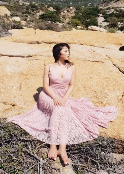 Ngoài ra ca hát, Hà Thanh Xuân còn đóng phim “Anh em nhà bác sĩ", “Mẹ và con trai".