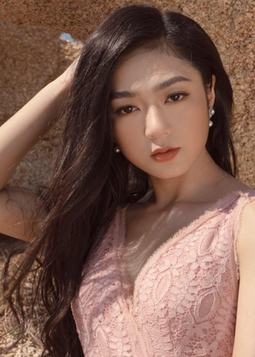 Nữ ca sĩ sinh năm 1988 sở hữu nhan sắc khả ái với gương mặt xinh đẹp, vóc dáng gợi cảm.