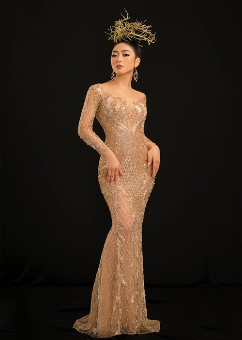 Hà Thanh Xuân sinh năm 1988, từng đoạt giải tư cuộc thi Tiếng hát Truyền hình TP.HCM 2005. Cô định cư ở Mỹ trong những năm qua và theo đuổi dòng nhạc bolero.