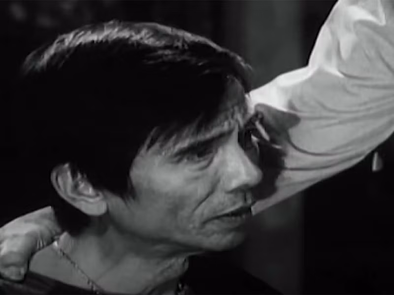 NSND Hoàng Cúc chia sẻ trên Tiền Phong về diễn xuất của NSND Trần Hạnh: "Trên màn ảnh hay sân khấu, anh ấy đốt hết mình. Anh chịu khó đến mức gần như không nề hà bất kỳ một vai nào cả. Mà Trần Hạnh có cách diễn riêng, không thể nhầm lẫn. Cách diễn của anh ấy rất sâu sắc, phong cách chính kịch, không phải hài kịch… Một khi Trần Hạnh đã vào vai là bộ mặt khắc sâu, không quên được. Khi Trần Hạnh làm nghề thì không bàn, không nói được…Ảnh: VOV