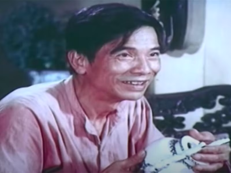 Nghệ sĩ Trần Hạnh còn đóng phim. Ông vào vai bố An trong “Chuyện cổ tích cho tuổi 17”, ông Cơ trong “Tướng về hưu”, ông Khiển trong “Người cầu may”, Đại tá Sinh trong “Núi rừng yên ả”, bố Lực trong “Cỏ lau”, bố Giang Minh Sài trong “Thời xa vắng”, người ông trong “Cha cõng con”, Bí thư đảng ủy trong phim “Làng nổi”, bố Mai trong phim “Hãy tha thứ cho em”. Ảnh: VOV