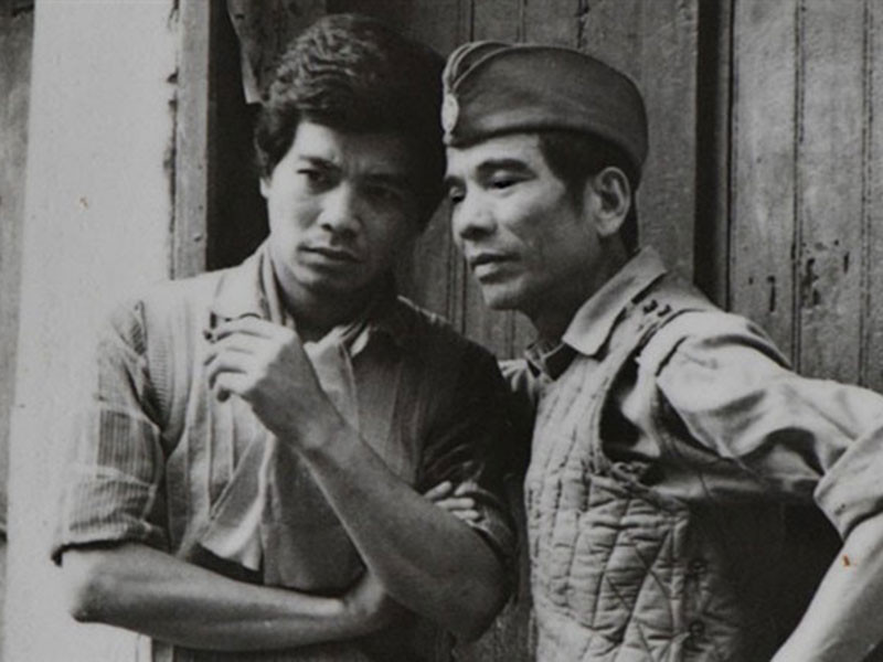 NSND Trần Hạnh (phải) qua đời ở tuổi 92. Sinh thời, ông có nhiều cống hiến cho nghệ thuật. Theo Hà Nội mới, vì đam mê đóng kịch, ông ngày đi khâu giày, tối tập kịch tại Câu lạc bộ Thanh niên của Thành đoàn. Sau đó, ông được đạo diễn Đình Quang xin cho về Đoàn kịch Hà Nội vào năm 1959. Tiếp đó, nam nghệ sĩ thi đỗ vào lớp kịch nói khóa 1960-1964 của trường Nghệ thuật sân khấu Việt Nam. Ảnh: Tiền Phong