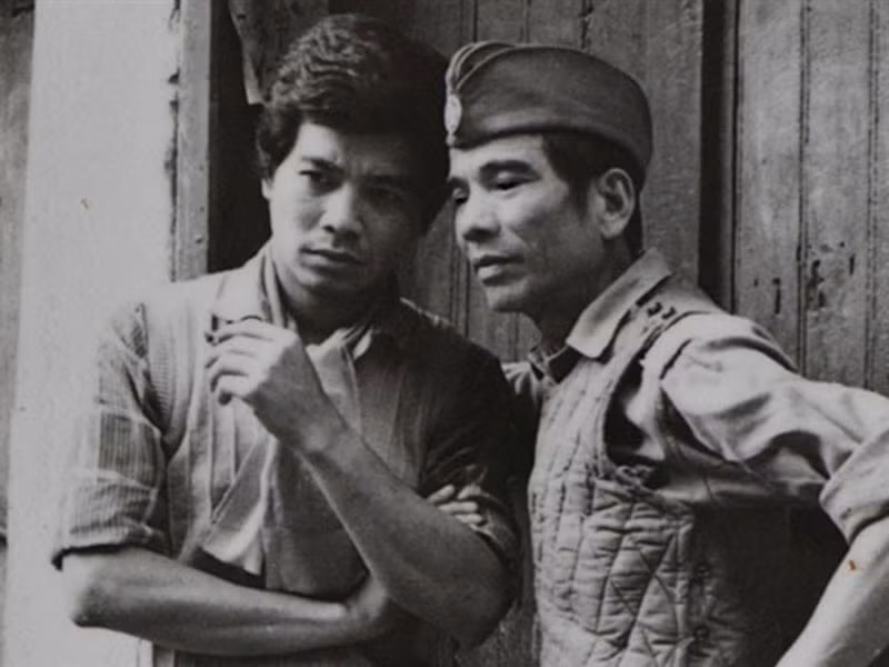 NSND Trần Hạnh (phải) qua đời ở tuổi 92. Sinh thời, ông có nhiều cống hiến cho nghệ thuật. Theo Hà Nội mới, vì đam mê đóng kịch, ông ngày đi khâu giày, tối tập kịch tại Câu lạc bộ Thanh niên của Thành đoàn. Sau đó, ông được đạo diễn Đình Quang xin cho về Đoàn kịch Hà Nội vào năm 1959. Tiếp đó, nam nghệ sĩ thi đỗ vào lớp kịch nói khóa 1960-1964 của trường Nghệ thuật sân khấu Việt Nam. Ảnh: Tiền Phong