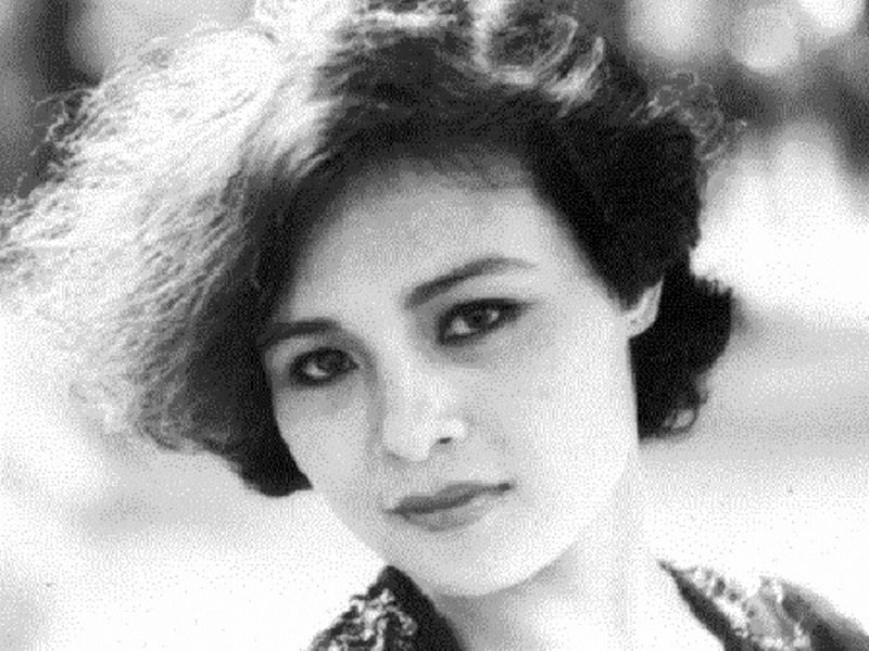 ….Ai đã đi làm phim với Trần Hạnh thì chắc chắn một điều, anh là một thế hệ mà chúng tôi và nhất là thế hệ trẻ bây giờ phải học khủng khiếp. Trần Hạnh nghiên cứu kỹ lắm. Ra một cái người ta thấy chất vai luôn. Trong “Tướng về hưu” tôi đóng với anh vài phân đoạn thôi nhưng chắc chắn lắm, cảm giác nghệ sĩ như một đá tảng. Chỉ cần một ánh mắt của anh đã đầy hàm ý”. Trong ảnh, nghệ sĩ Hoàng Cúc đóng “Tướng về hưu”. Ảnh: Thể thao văn hóa