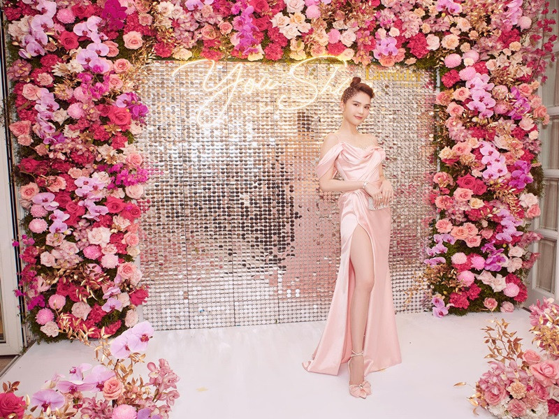 Ngọc Trinh chia sẻ trên Saostar thu nhập chính của cô là làm CEO cho công ty và các hợp đồng quảng cáo cùng cát sê dự event rất cao. Chân dài thừa nhận, bản thân giàu nhưng không phải cái máy in tiền, tháng nào cũng vài tỷ mua đồ.