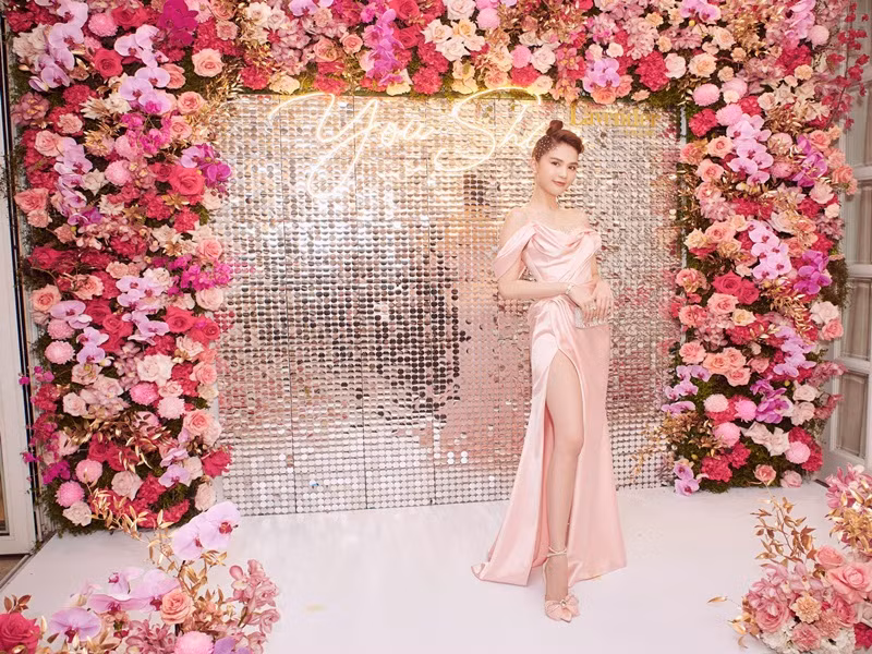 Ngọc Trinh chia sẻ trên Saostar thu nhập chính của cô là làm CEO cho công ty và các hợp đồng quảng cáo cùng cát sê dự event rất cao. Chân dài thừa nhận, bản thân giàu nhưng không phải cái máy in tiền, tháng nào cũng vài tỷ mua đồ.