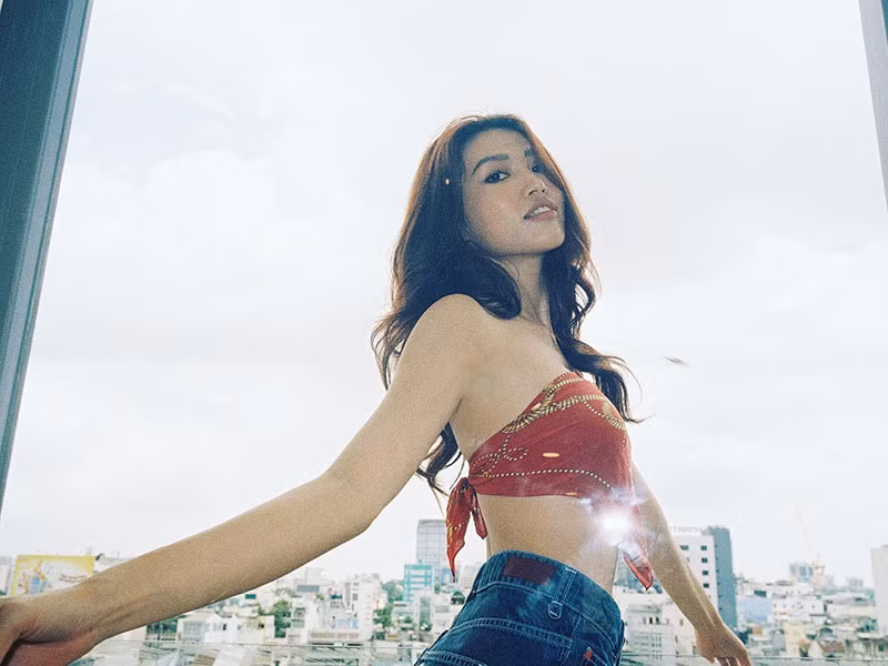 So với thời điểm mới vào showbiz, Quỳnh Châu xinh đẹp, gợi cảm hơn. Đáng chú ý, vòng một vốn khiêm tốn của cô trở nên đầy đặn hơn.