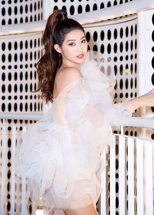 Quỳnh Châu từng vướng nghi vấn hẹn hò Decao. Trước tin đồn này, nữ người mẫu phủ nhận. “Chúng tôi không hề hẹn hò, tôi bay ra Hà Nội để tham gia một dự án mà Decao cũng được mời”, Quỳnh Châu chia sẻ trên Saostar