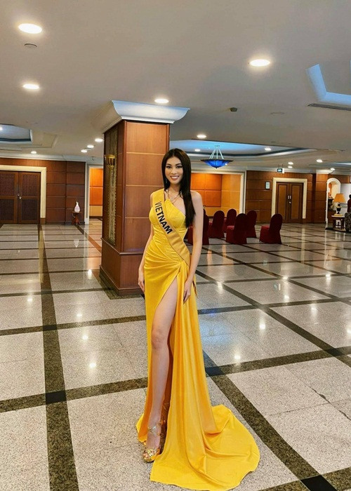 Đại diện Việt Nam nổi bật khi diện đầm vàng xẻ tà cao, cổ yếm trong buổi phỏng vấn tại cuộc thi.