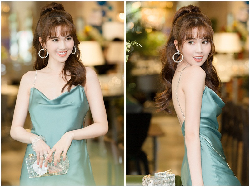 Nữ người mẫu sinh năm 1989 diện chiếc xanh làm nổi bật làn da trắng sáng.