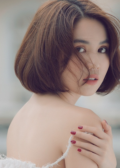 Làn da trắng cùng vóc dáng nuột nà là báu vật giúp Ngọc Trinh có được khoản tiền "khủng" từ việc làm đại diện, tham gia sự kiện.