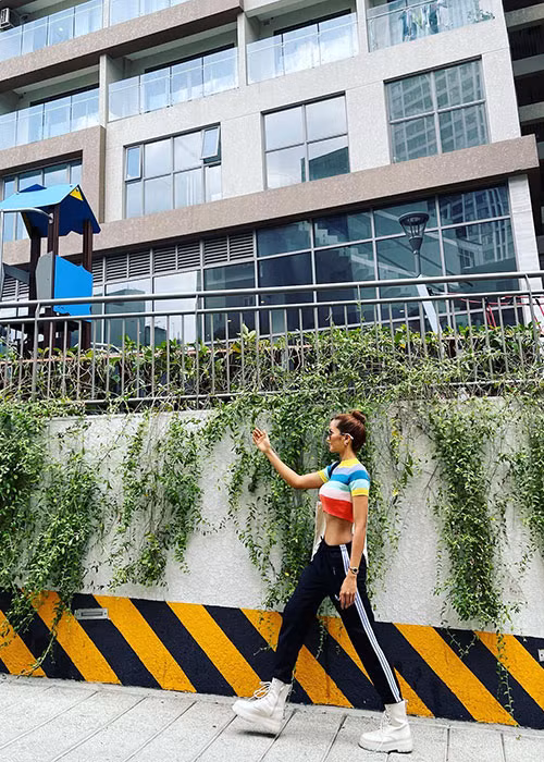 Trước đó, cô thường diện trang phục rộng để giấu bụng.