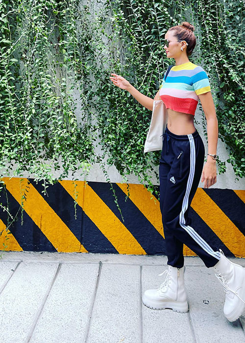 Hoa hậu Hoàn vũ Việt Nam 2017 tự tin diện áo croptop xuống phố sau khi giảm cân thành công.