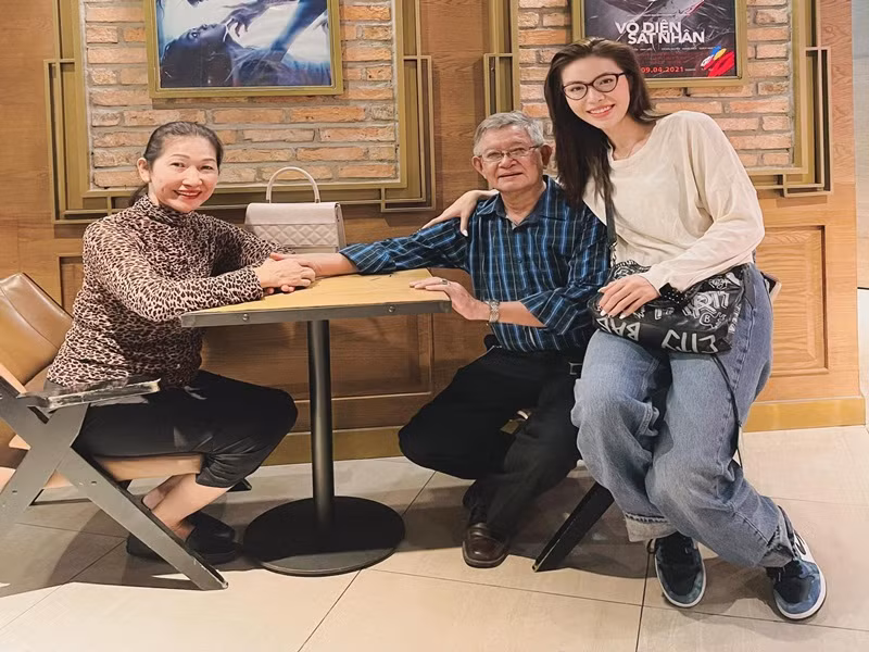 Gần đây, khi phim "Bố già" ra mắt, Minh Tú đưa bố mẹ đi xem phim. Minh Tú thừa nhận, đôi khi cô quên bày tỏ cảm xúc với bố mẹ, đặc biệt là với bố nhiều hơn.