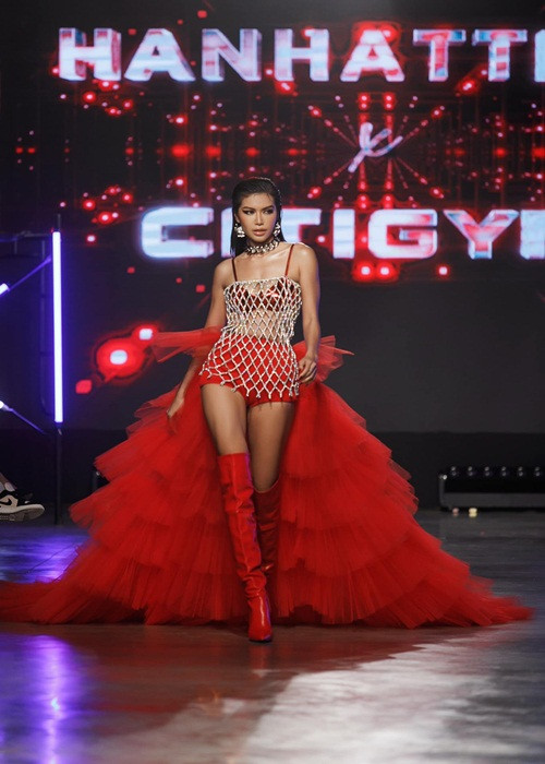 Minh Tú xuất thân là người mẫu. Cô đoạt một số thành tích trong các cuộc thi người mẫu, hoa hậu như giải bạc Siêu mẫu Việt Nam 2013, á quân Asia's Next Top Model 2017, top 10 và đoạt giải Người đẹp châu Á tại cuộc thi Hoa hậu Siêu quốc gia 2018. Trong những năm trở lại đây, Minh Tú đắt show làm vedette.