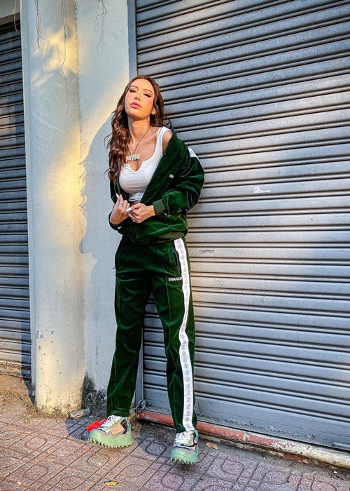 Minh Tú có tuổi thơ nghèo khó và trải qua khoảng thời gian chập chững vào nghề đầy gian khổ.