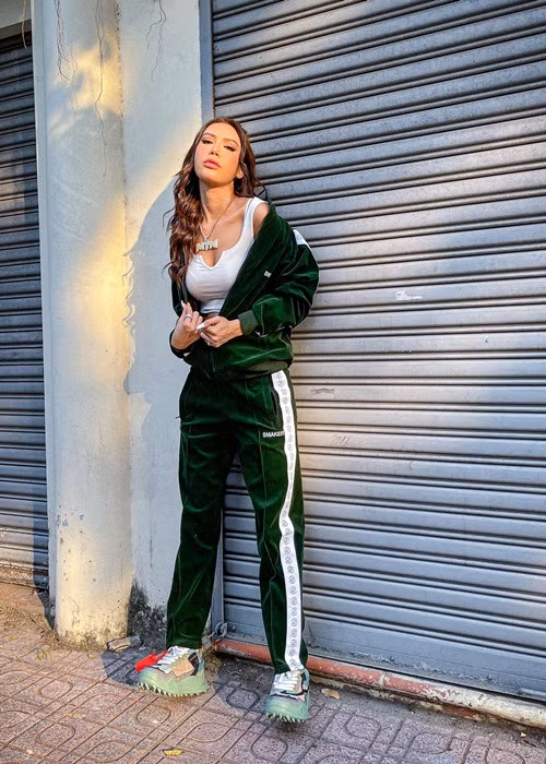 Minh Tú có tuổi thơ nghèo khó và trải qua khoảng thời gian chập chững vào nghề đầy gian khổ.