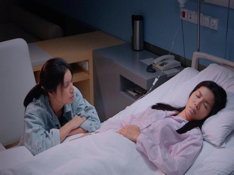 Trong phim, cô đóng 2 vai chị em song sinh là Mây và Lá. Nếu như Mây thùy mị, hiền lành thì Lá lại ngổ ngáo, ngang ngược. Khi Mây bị bệnh trong lúc thi hoa hậu, Lá thay em đi thi để tìm cơ hội đổi đời cho cả hai. Từ đây, nhân vật của Minh Tú phải đối mặt với những chiêu trò chơi xấu của đối thủ.